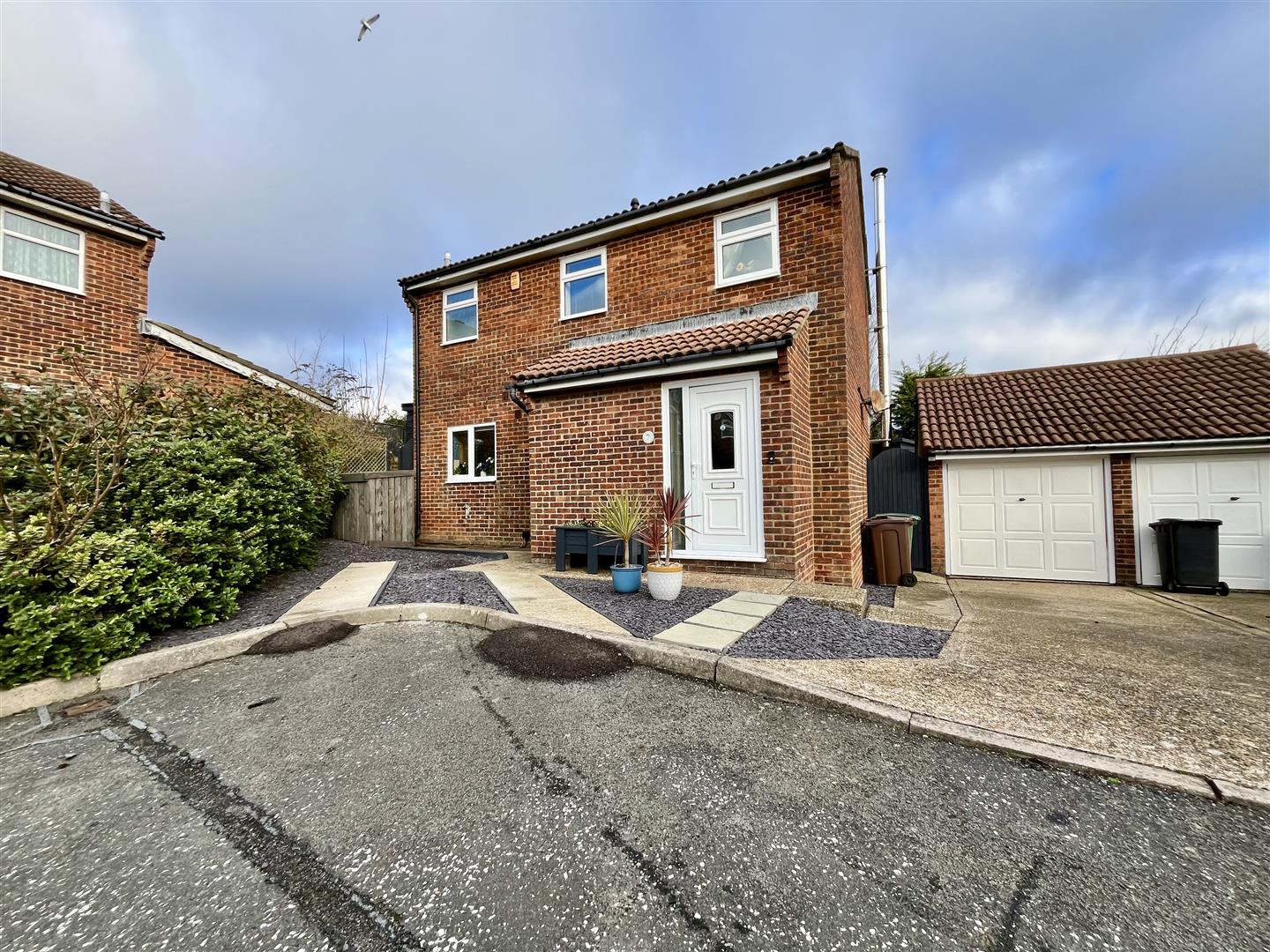 3 bed property in Hillyglen Close, Hastings